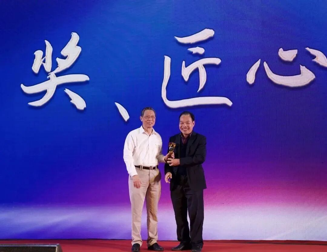 鍾南山院士給榮星頒獎啦！